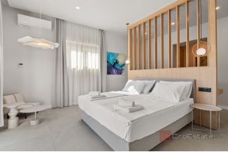 020 2046 35 Omis Residential building with a sea view for sale