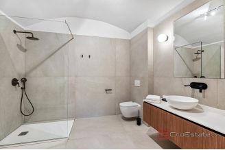 020 2046 35 Omis Residential building with a sea view for sale