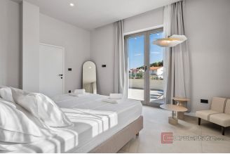 020 2046 35 Omis Residential building with a sea view for sale