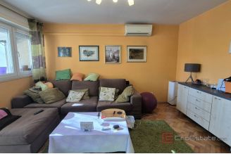 008 2047 33 Split Gripe Furnished two bedroom apartment for sale