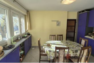 008 2047 33 Split Gripe Furnished two bedroom apartment for sale