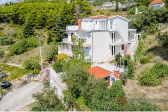 015 2047 34 Omis Apartment house with a sea view for sale