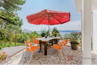 015 2047 34 Omis Apartment house with a sea view for sale