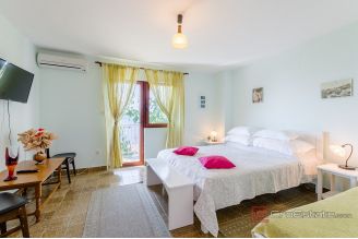 015 2047 34 Omis Apartment house with a sea view for sale