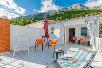 015 2047 34 Omis Apartment house with a sea view for sale