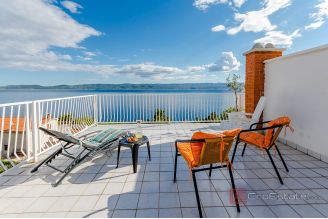 015 2047 34 Omis Apartment house with a sea view for sale