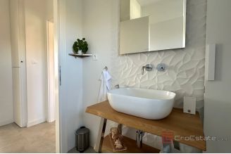 015 2045 53 split center modern two bedroom apartment for rent