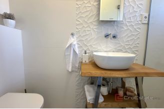 015 2045 53 split center modern two bedroom apartment for rent