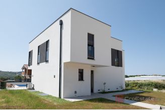 018 2047 37 Trogir Three story villa with pool for sale