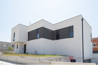 018 2047 37 Trogir Three story villa with pool for sale