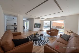 018 2047 37 Trogir Three story villa with pool for sale
