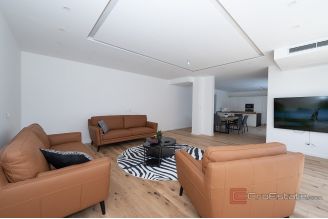 018 2047 37 Trogir Three story villa with pool for sale