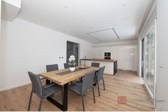 018 2047 37 Trogir Three story villa with pool for sale
