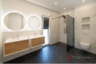 018 2047 37 Trogir Three story villa with pool for sale