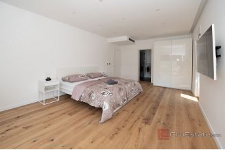 018 2047 37 Trogir Three story villa with pool for sale