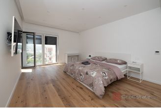 018 2047 37 Trogir Three story villa with pool for sale