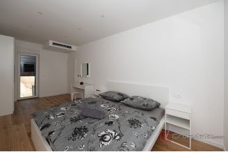 018 2047 37 Trogir Three story villa with pool for sale