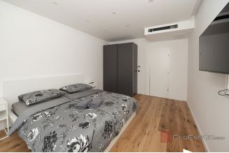 018 2047 37 Trogir Three story villa with pool for sale