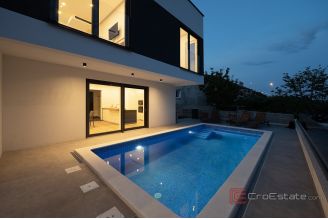 018 2047 37 Trogir Three story villa with pool for sale