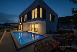 018 2047 37 Trogir Three story villa with pool for sale