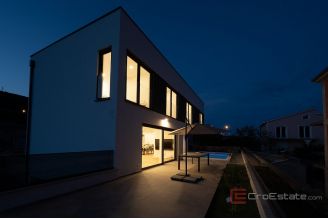 018 2047 37 Trogir Three story villa with pool for sale