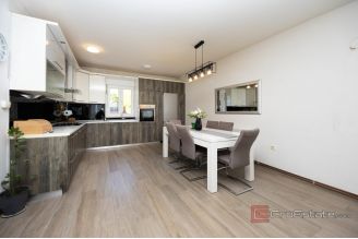 012 2041 88 Split area House with an open sea view sale