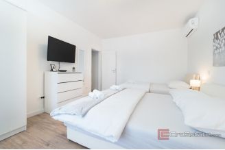 013 2031 155 Trogir Luxury apartment in the first row to the sea for sale