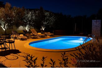 015 2047 40 Trogir Apartment house with pool for sale