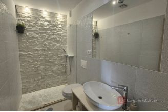 012 2047 43 Omis Semi detached house near the beach for sale