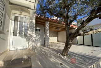 012 2044 39 Ciovo Detached house with a sea view for sale