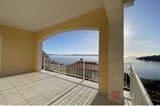 012 2044 39 Ciovo Detached house with a sea view for sale