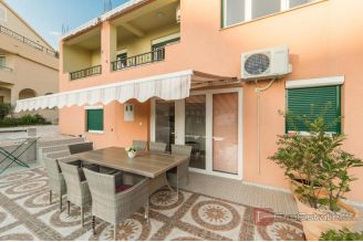 020 2047 45 Makarska apartment house with swimming pool for sale