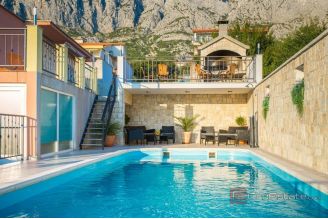 020 2047 45 Makarska apartment house with swimming pool for sale