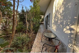 008 2035 198 island ciovo family house near the sea for sale