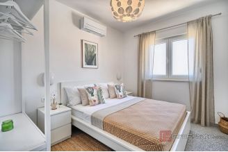 009 2016 638 Ciovo Modern apartment with pool and open sea view for sale