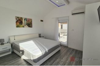 009 2047 46 island ciovo townhouse with three bedrooms for sale