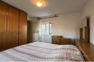 011 2045 59 Split center House with two bedrroms for sale