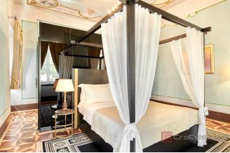 011 2043 134 Sibenik Four star heritage hotel in the heart of city for sale