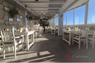 005 2016 640 split top positioned restaurant first row by the sea for rent