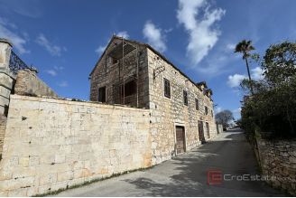 020 5338 30 island brac stone house in great location for sale