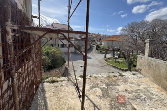 020 5338 30 island brac stone house in great location for sale
