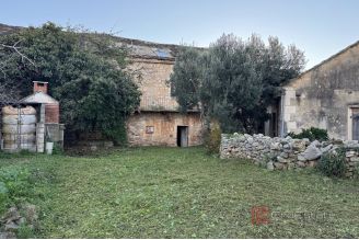 020 5338 30 island brac stone house in great location for sale