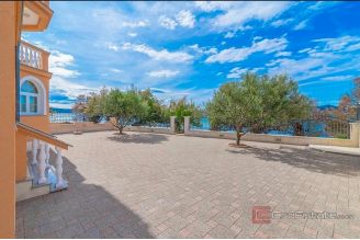 020 2021 402 zadar house with several apartments first row to the sea for sale