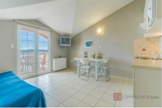 020 2021 402 zadar house with several apartments first row to the sea for sale