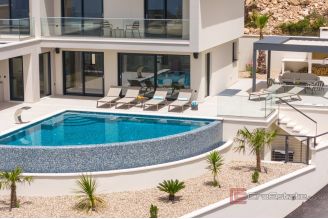 020 2022 440 Split area Newly built villa with a sea view for sale
