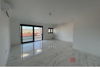 018 2035 204 Ciovo Spacious penthouse with a sea view for sale