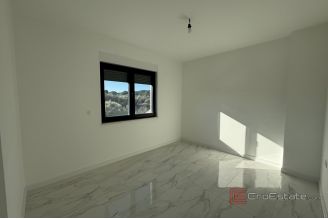 018 2035 204 Ciovo Spacious penthouse with a sea view for sale