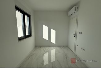 018 2035 204 Ciovo Spacious penthouse with a sea view for sale