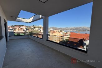 018 2035 204 Ciovo Spacious penthouse with a sea view for sale