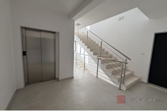 018 2035 204 Ciovo Spacious penthouse with a sea view for sale
